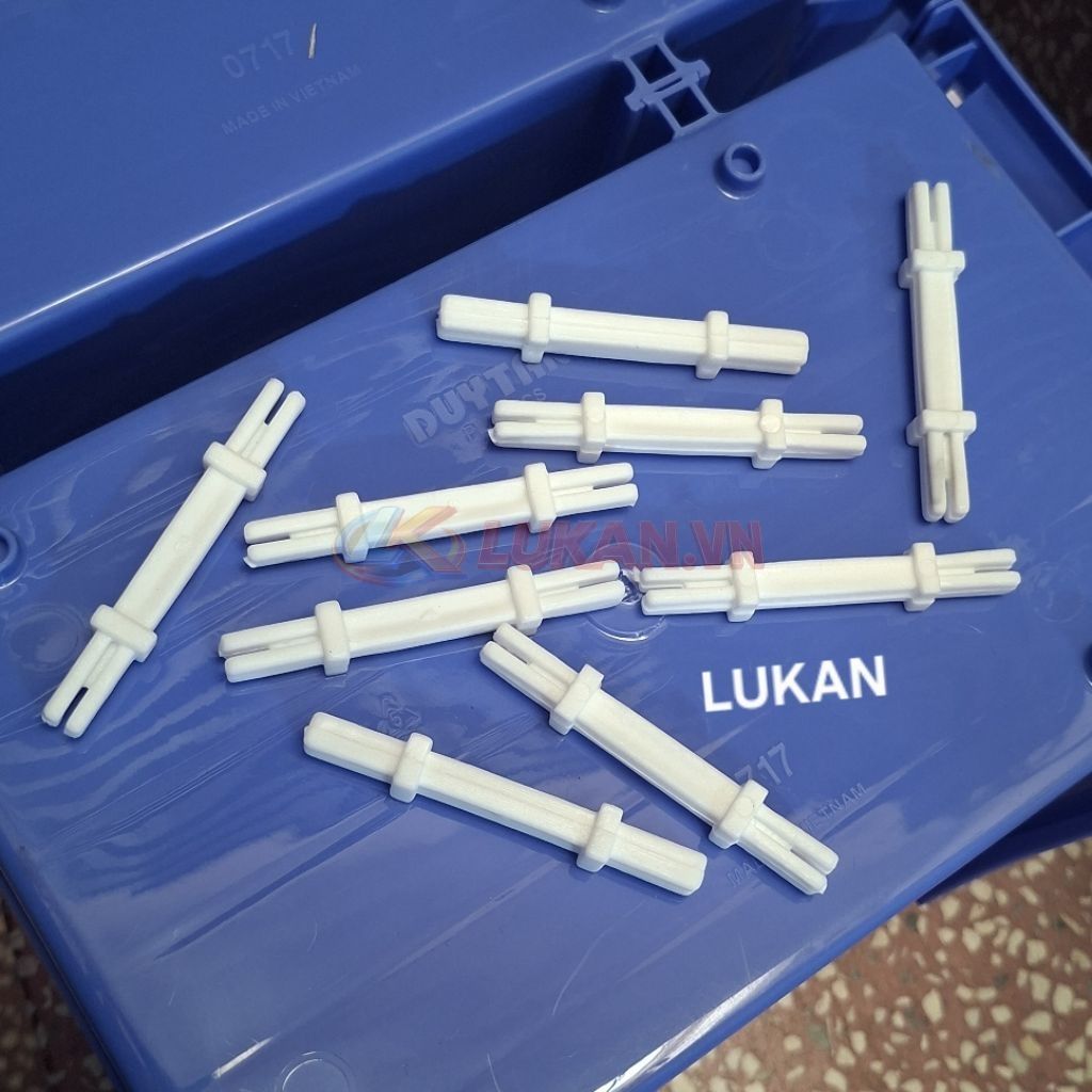 4 chốt cây cắm hộp kệ nhựa, khay dụng cụ Duy Tân lớn nhỏ....